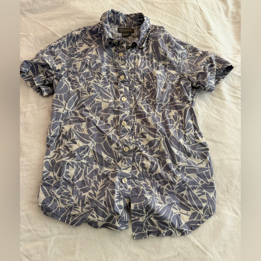 Boys size 10/12
Like new condition 
Short sleeve button down shirt